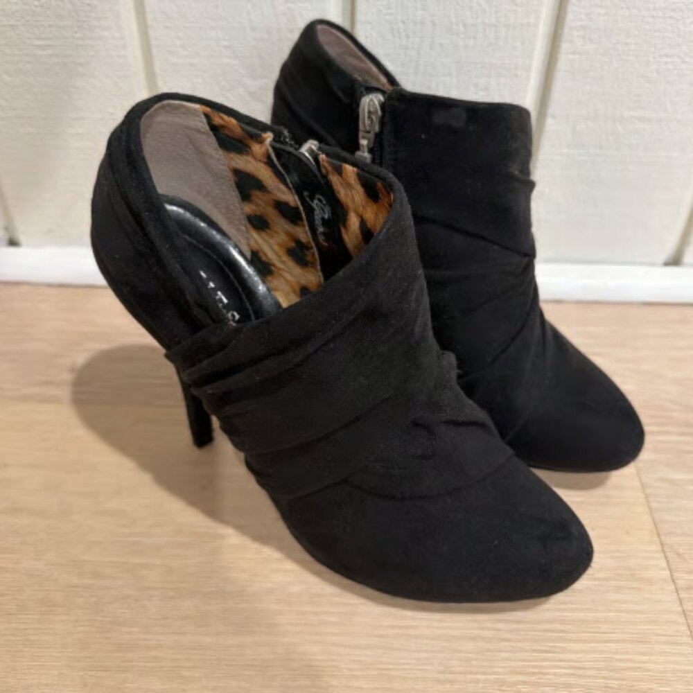 Betsey Johnson:Black Heels